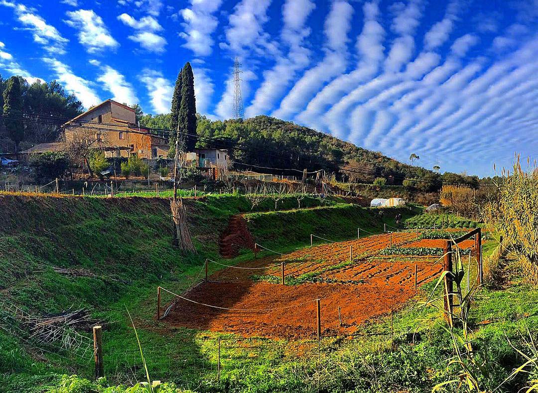 Entrada principal de la masía Can Torrens Vell en el Parc de la Serralada de Marina