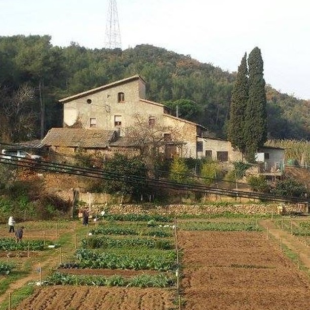 Masía Can Torrens Vell, fachada histórica del siglo XIV en Sant Fost de Campsentelles